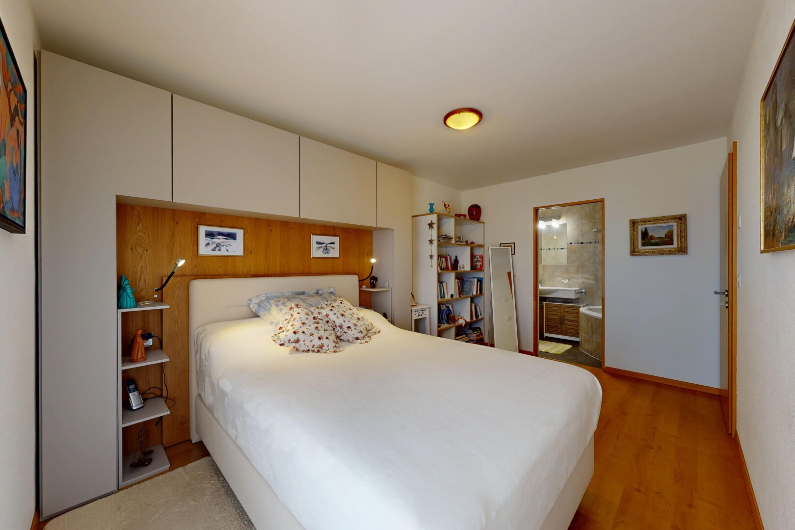 zimmer / schlafzimmer mit gipskartonwand, drywall, inside property, sockelleisten, und baseboards wall