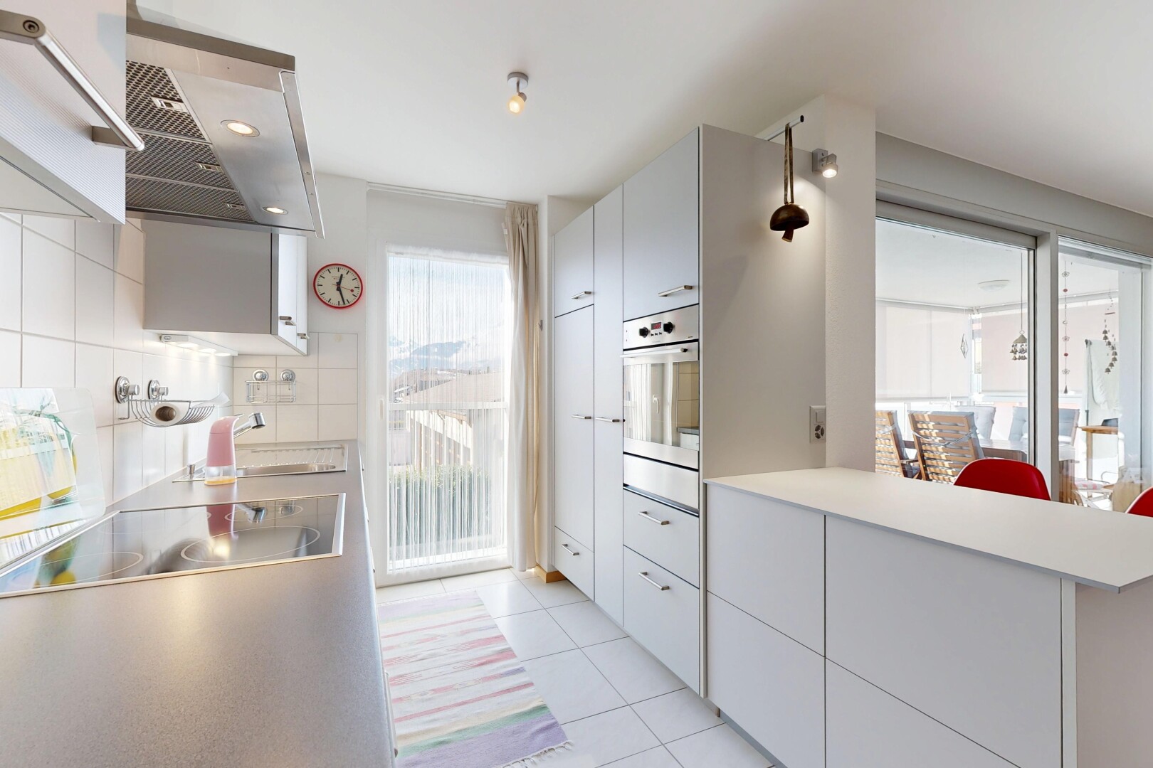 küche mit dunstabzugshaube, inside property, küchentheke, arbeitsplatten, und herd