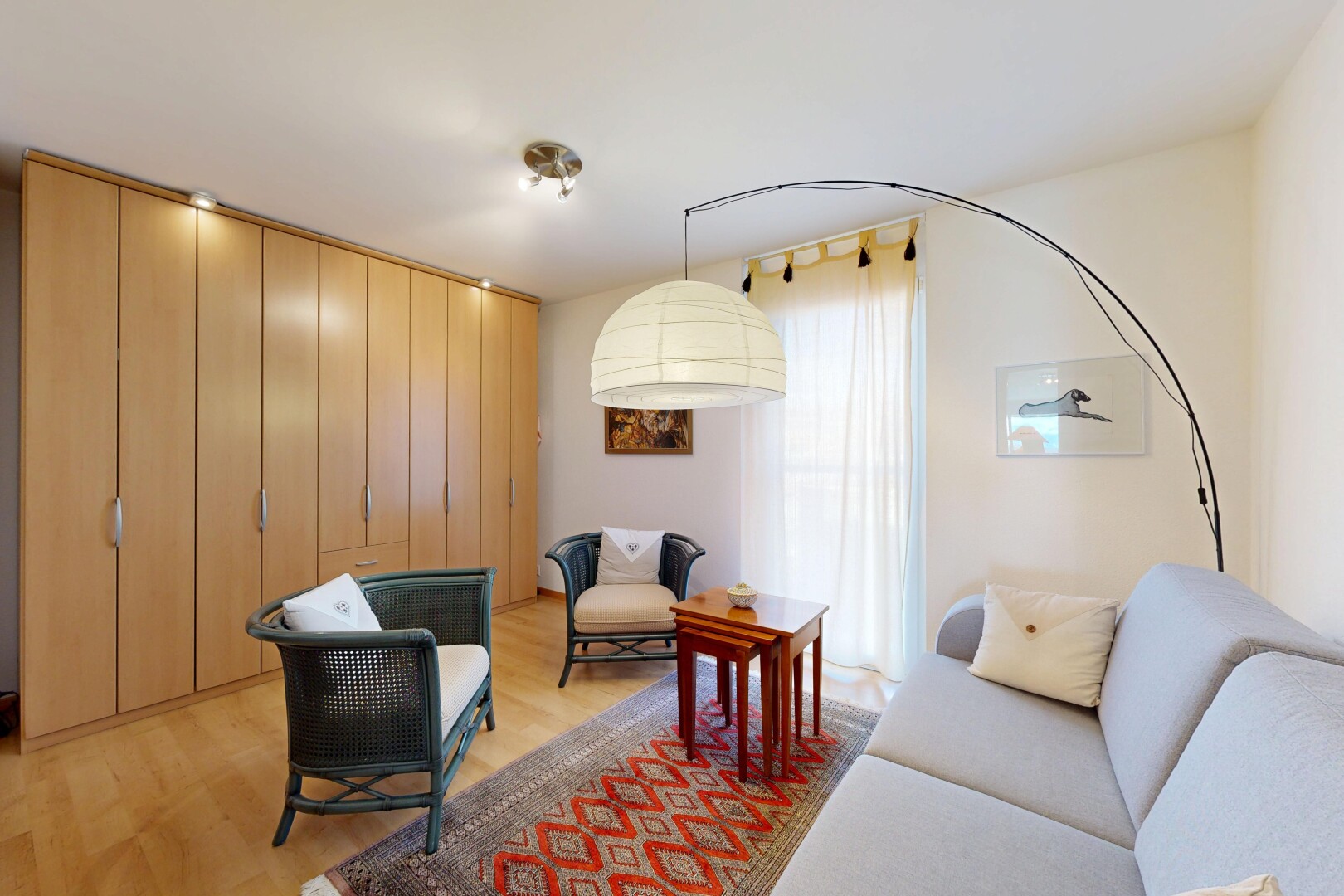 wohnzimmer mit holzfußboden, wood finish floor, inside property, natürliches licht, und natural light