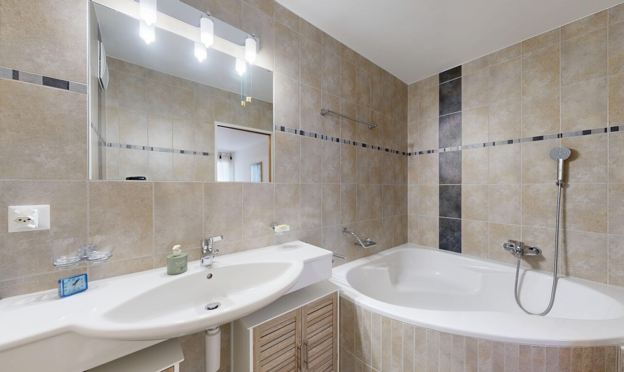 bad mit fliesenwand, tile wall, inside property, und komplettes badezimmer