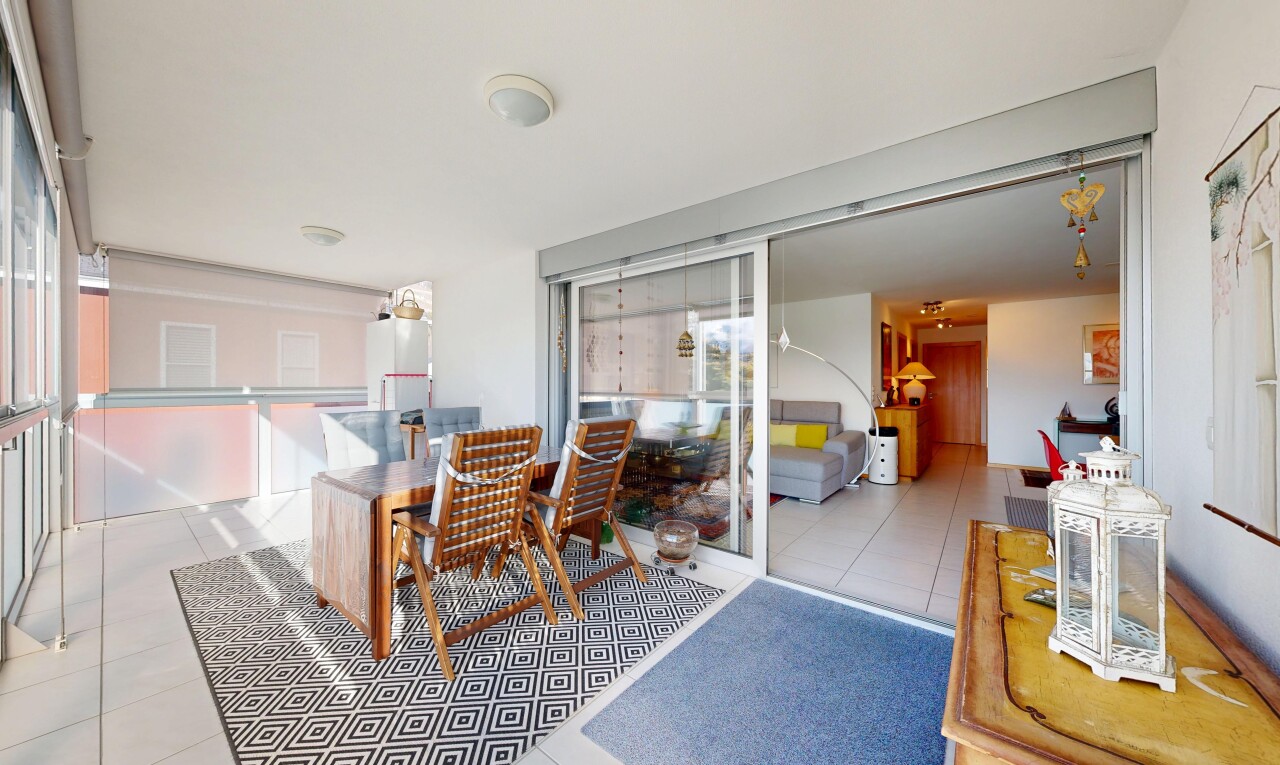 esszimmer mit inside property, gipskartonwand, drywall, fliesenboden, und tile floor