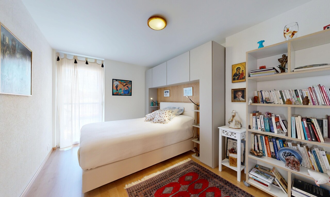 zimmer / schlafzimmer mit inside property, holzfußboden, wood finish floor, natürliches licht, und natural light