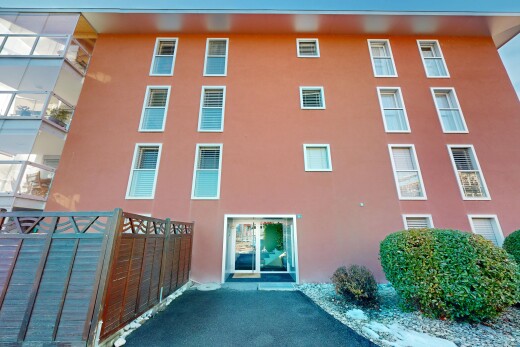 view of apartment building / complex