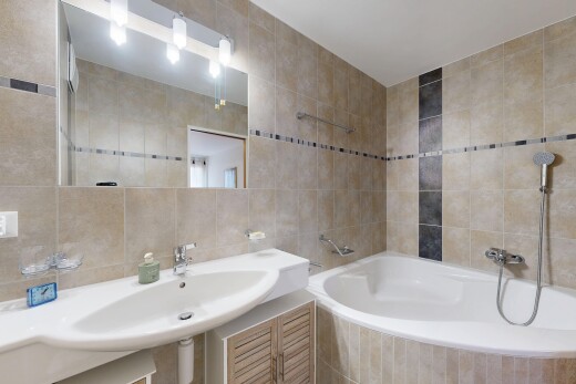 bad mit fliesenwand, tile wall, inside property, und komplettes badezimmer