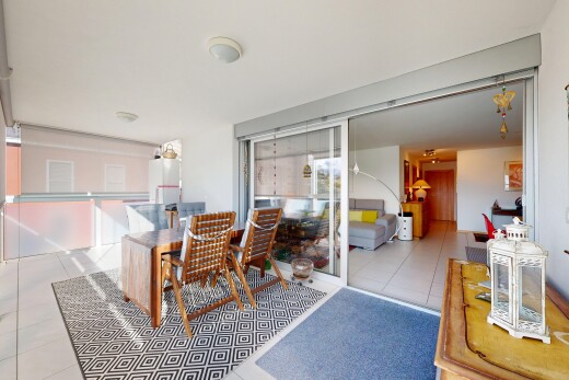 esszimmer mit inside property, gipskartonwand, drywall, fliesenboden, und tile floor