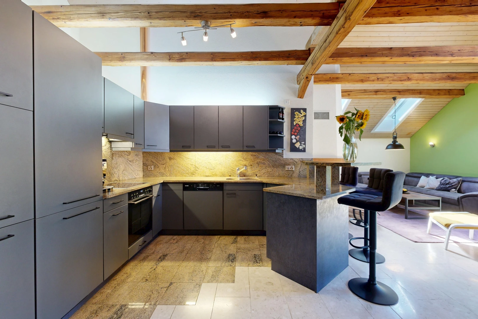 cuisine avec éclairage sur rail, beamed ceiling, plafond à poutres, high end ceiling, et light floor