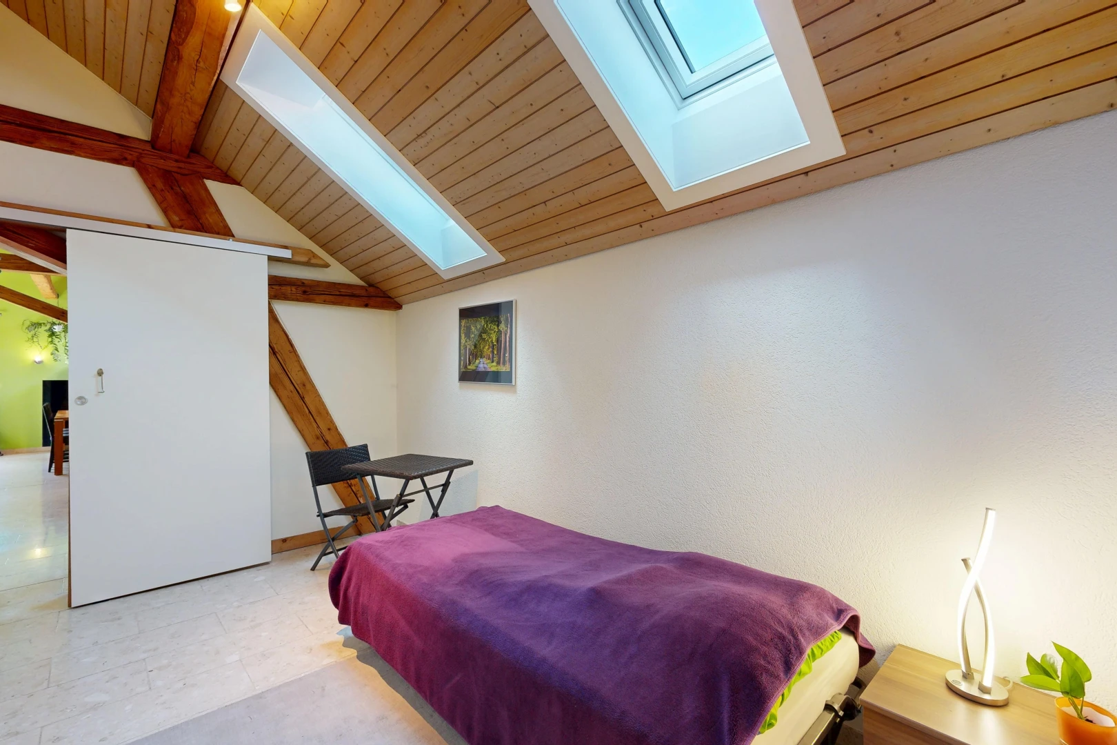chambre avec puits de lumière, vaulted ceiling, plafond voûté, high end ceiling, et wood ceiling