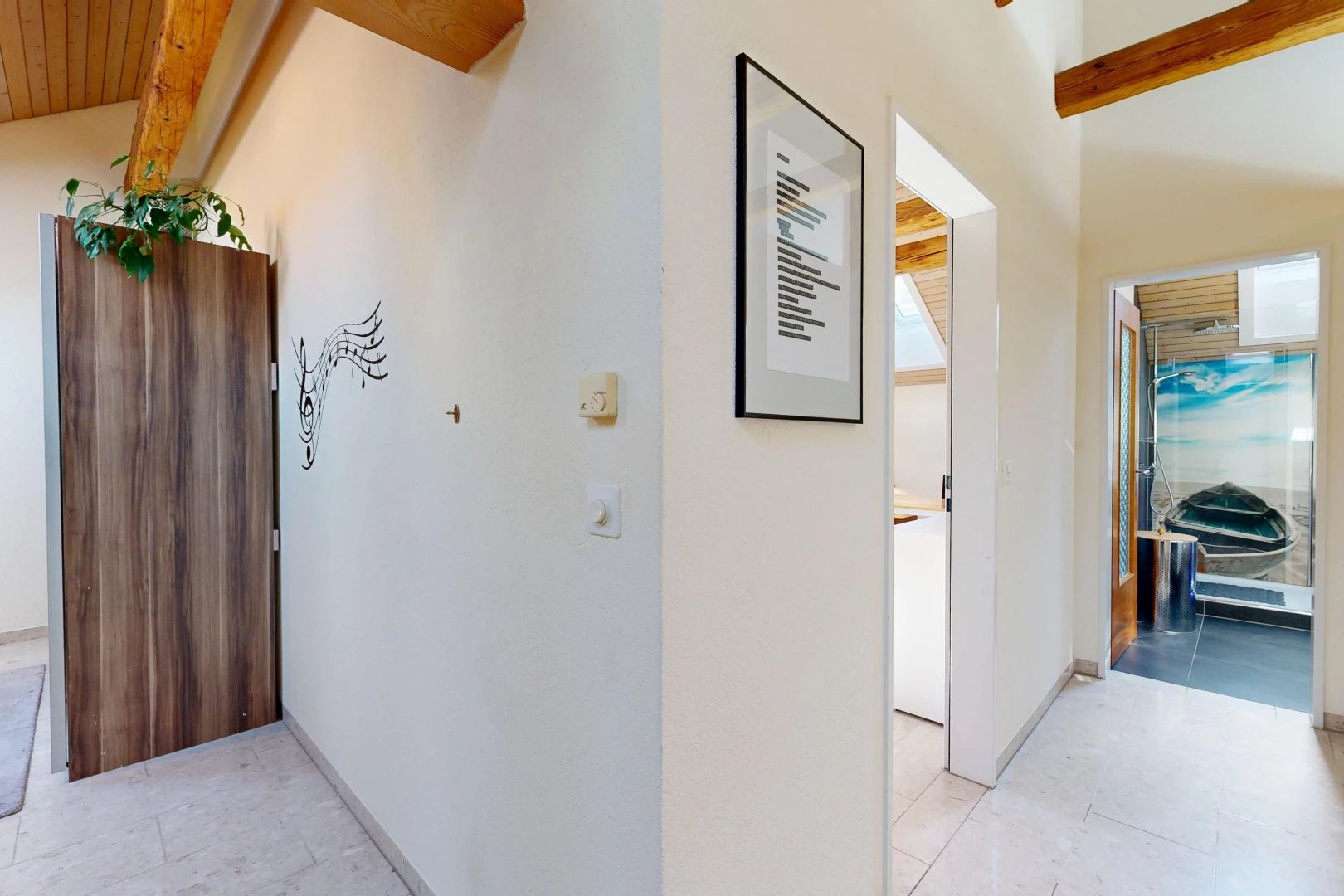 couloir avec high end ceiling, inside property, drywall, cloison sèche, et light floor
