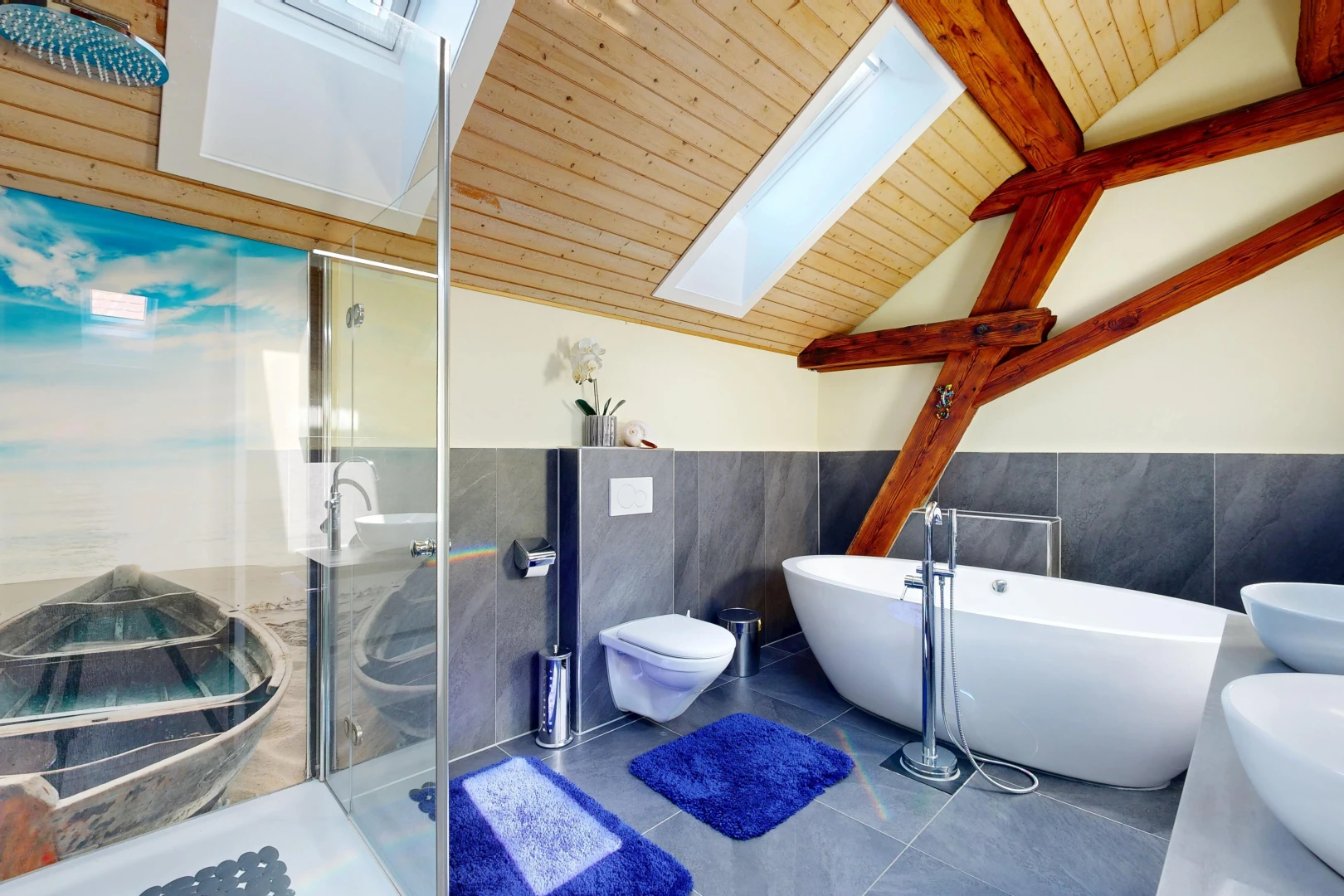 salle de bains avec salle de bain complète, douche, bain, évier, et wainscot wall
