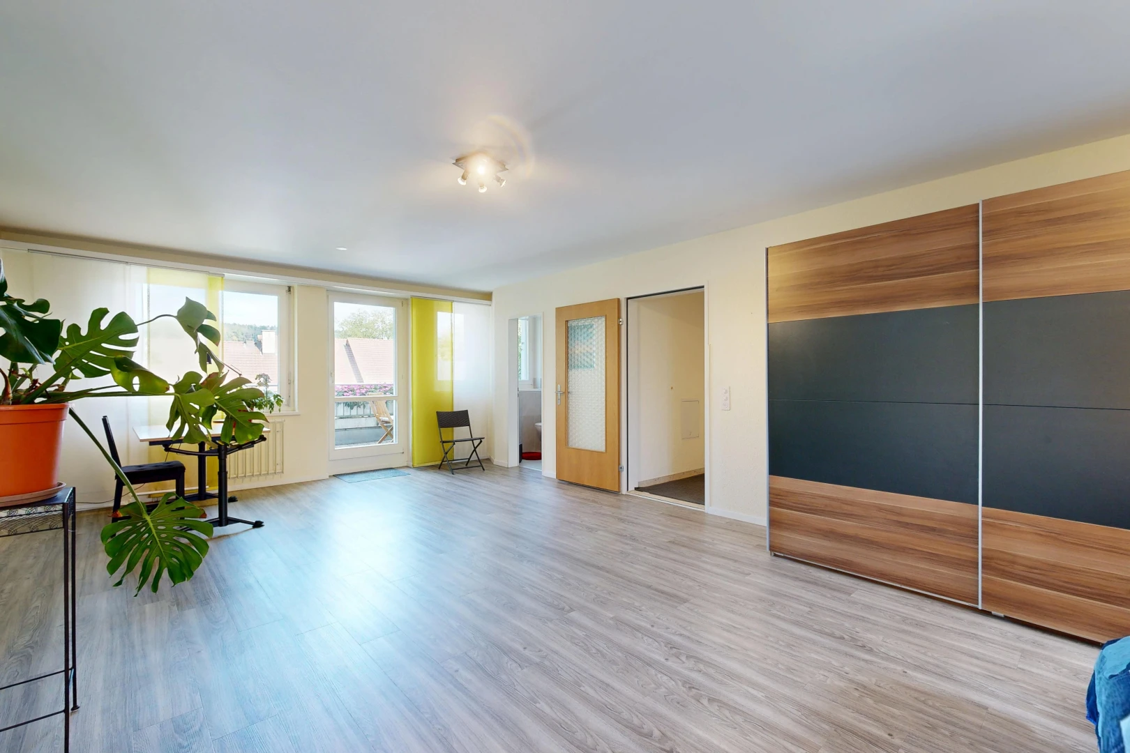 chambre avec drywall, cloison sèche, inside property, wood finish floor, et sol en finition bois