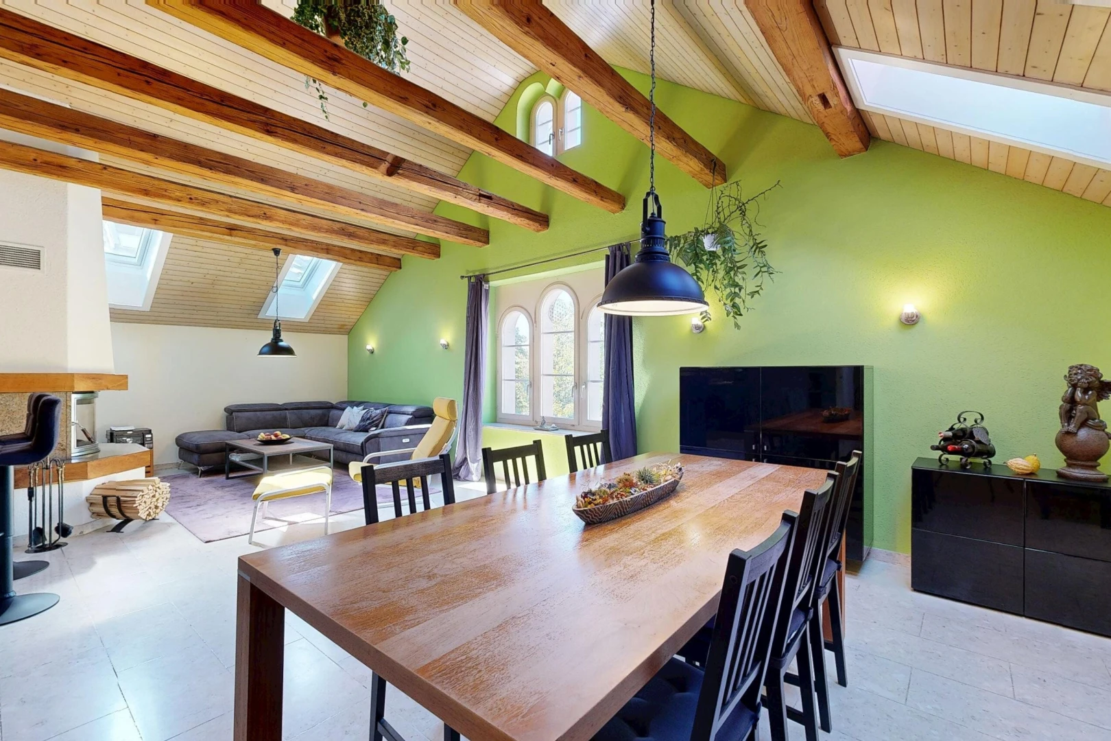 salon / salle à manger avec plafond voûté, vaulted ceiling, lumière naturelle, high end ceiling, et cloison sèche