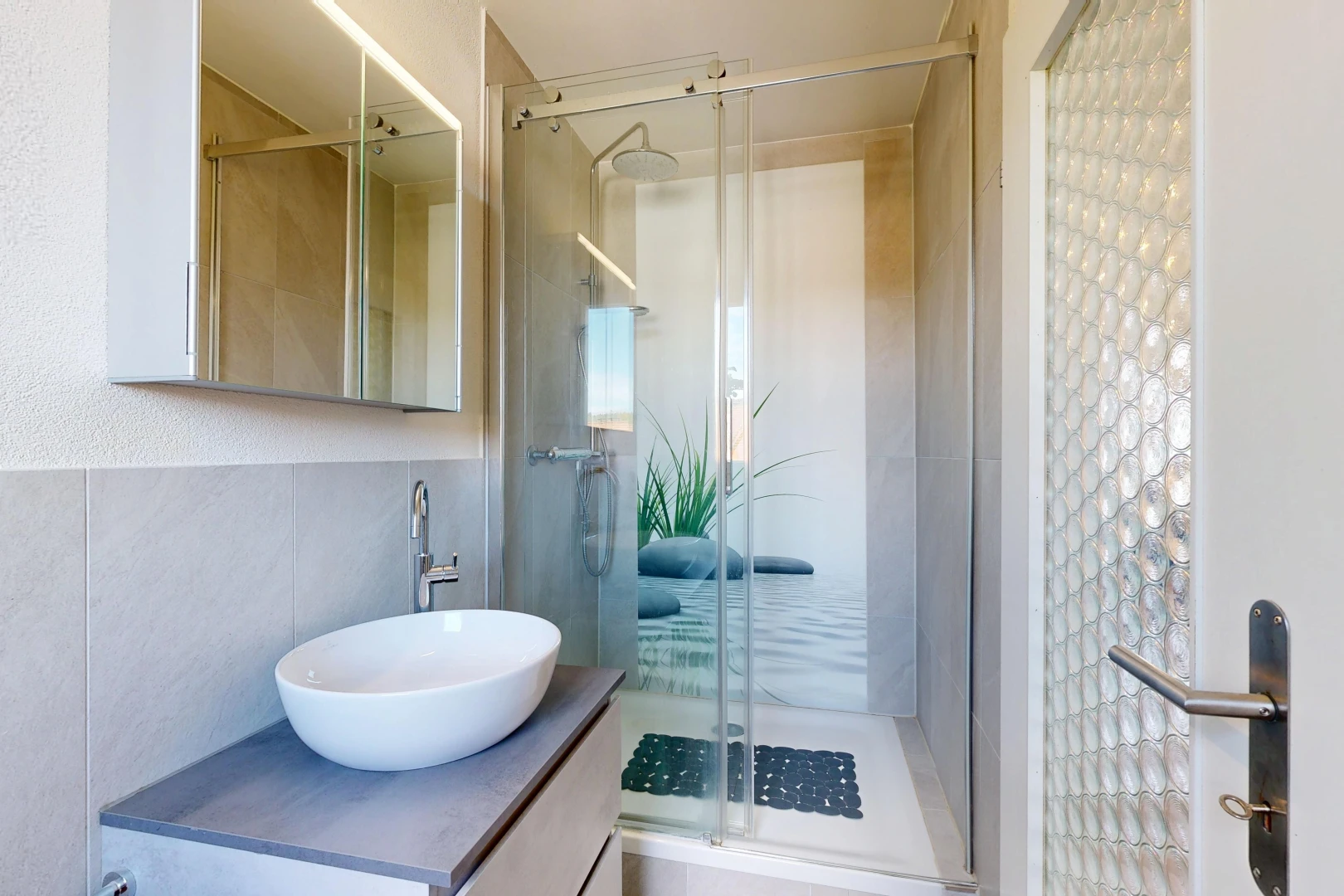 salle de bains avec évier, douche, miroir, salle de bain complète, et lavabo (ou coiffeuse selon le contexte)