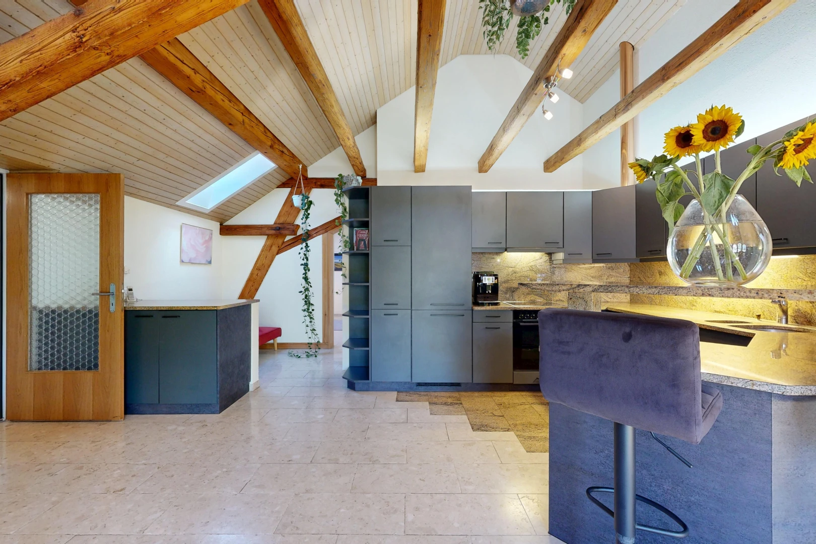 cuisine avec plafond voûté, vaulted ceiling, light floor, cloison sèche, et drywall