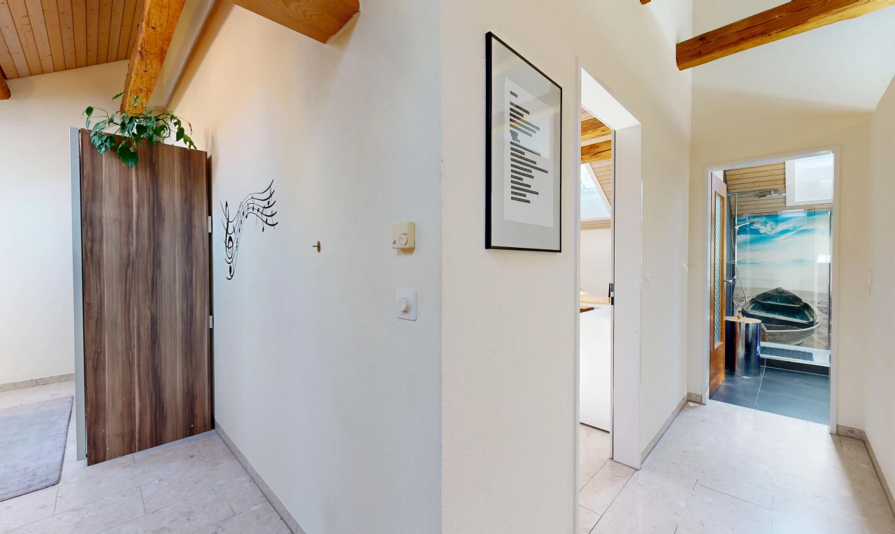 couloir avec high end ceiling, inside property, drywall, cloison sèche, et light floor