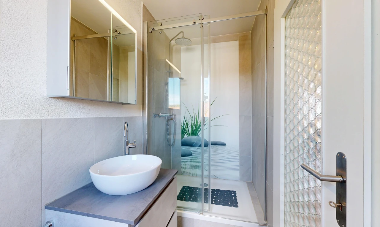 salle de bains avec évier, douche, miroir, salle de bain complète, et lavabo (ou coiffeuse selon le contexte)