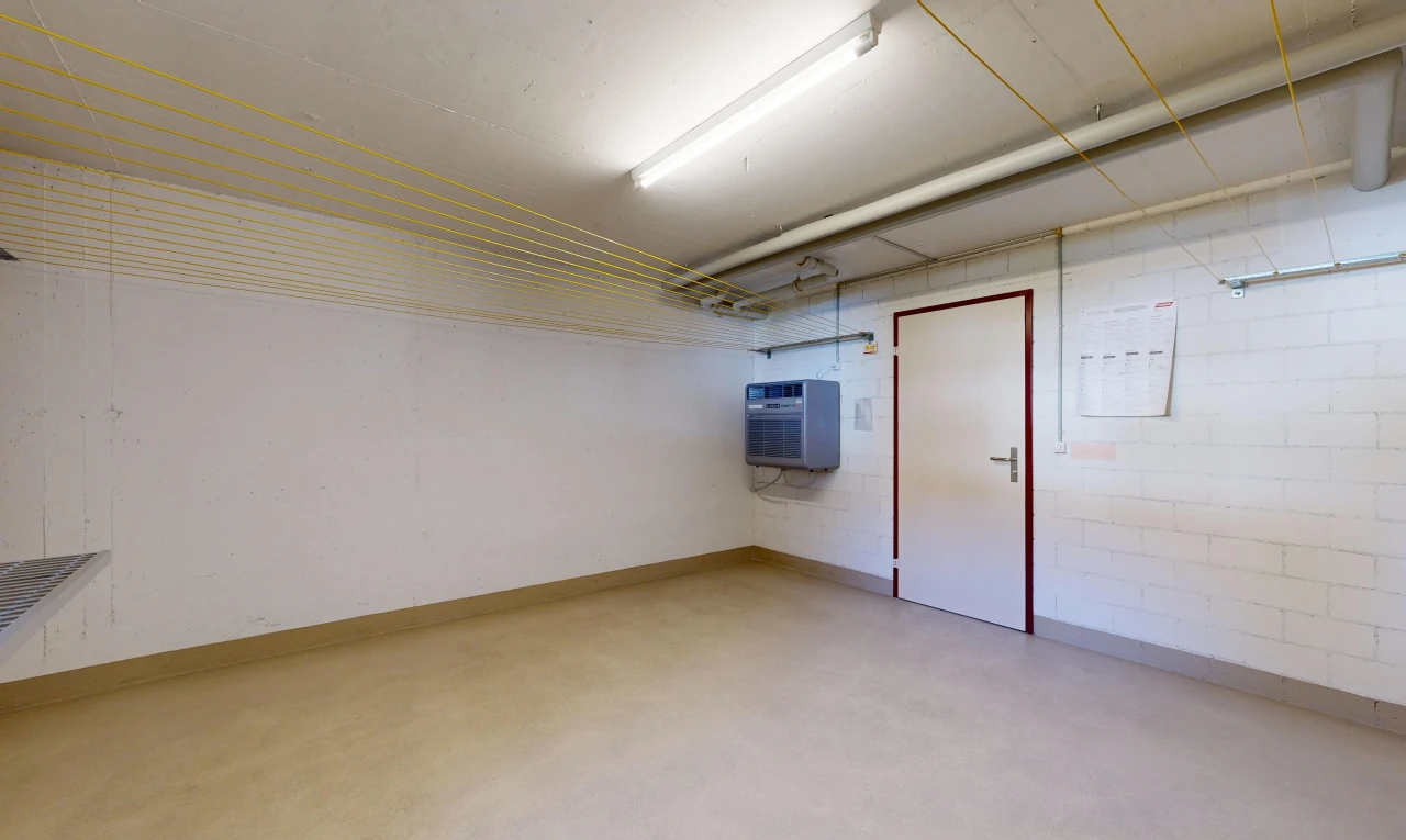 pièce vide avec concrete floor, sol en béton, inside community, baseboards wall, et plinthes murales