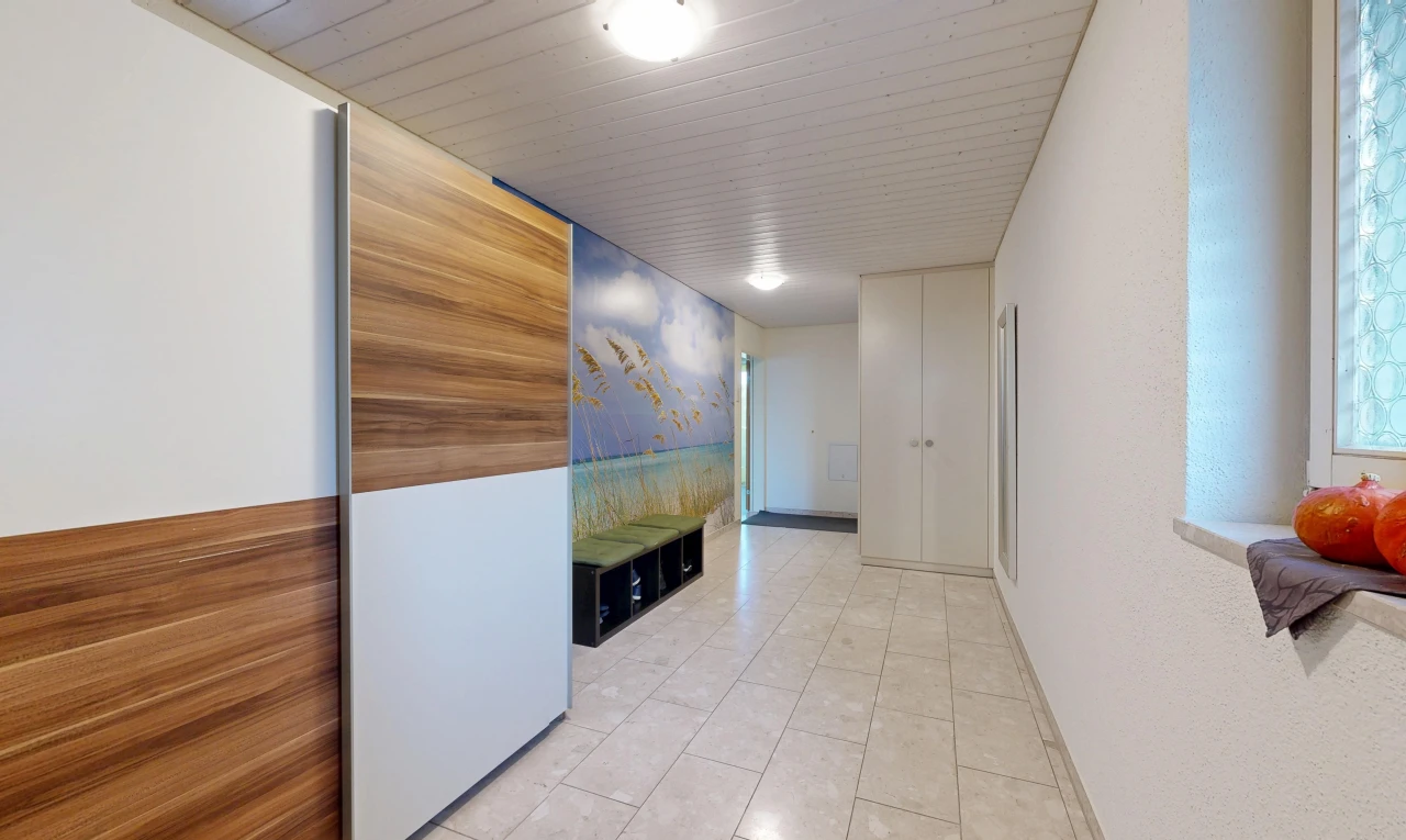 couloir avec light floor, drywall, cloison sèche, inside property, et tile floor