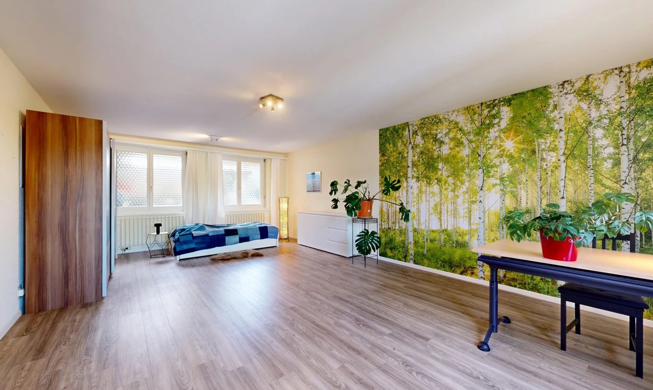 salon avec inside property, lumière naturelle, wood finish floor, sol en finition bois, et drywall