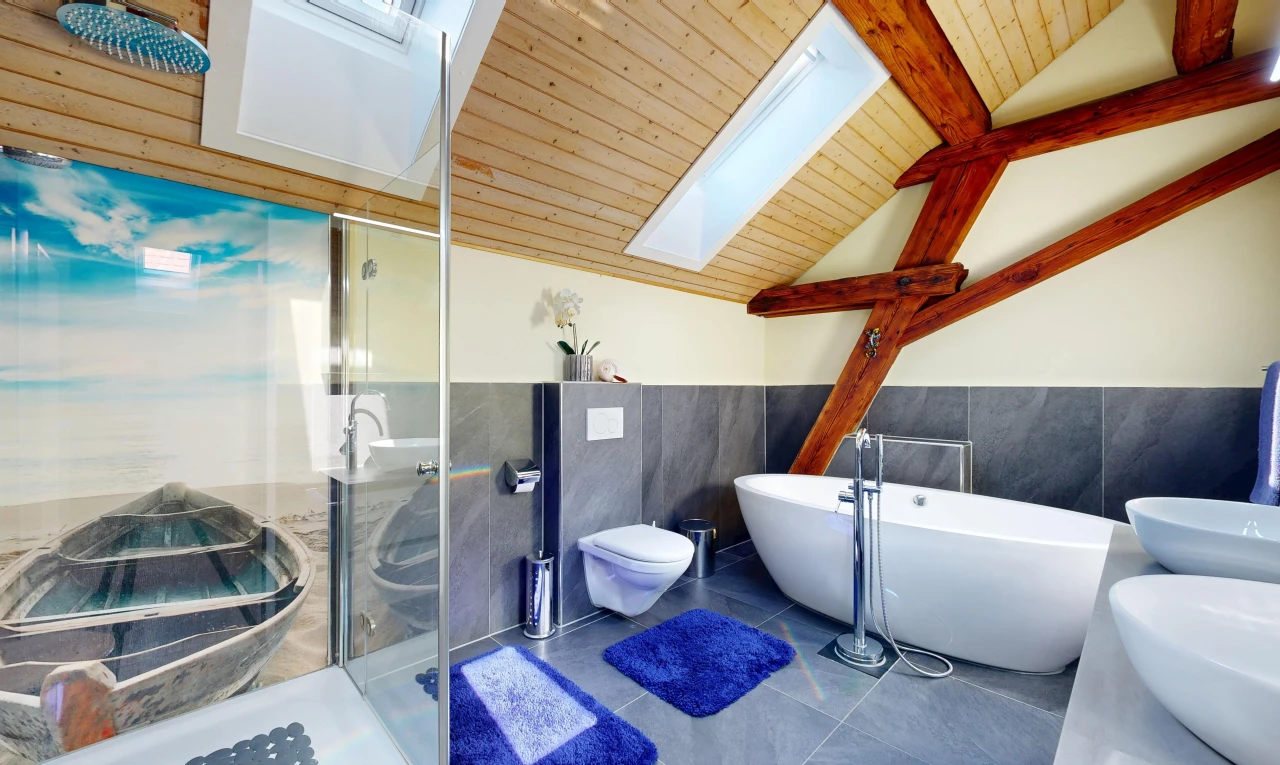 salle de bains avec salle de bain complète, douche, bain, évier, et wainscot wall