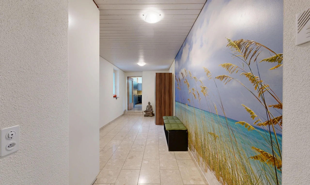 couloir avec inside property, light floor, sol en carrelage, tile floor, et mur texturé