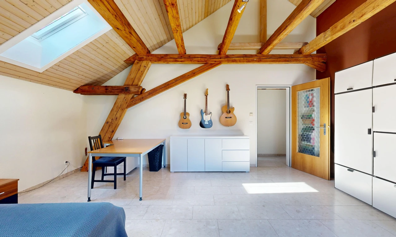 salle à manger avec plafond voûté, vaulted ceiling, cloison sèche, drywall, et high end ceiling