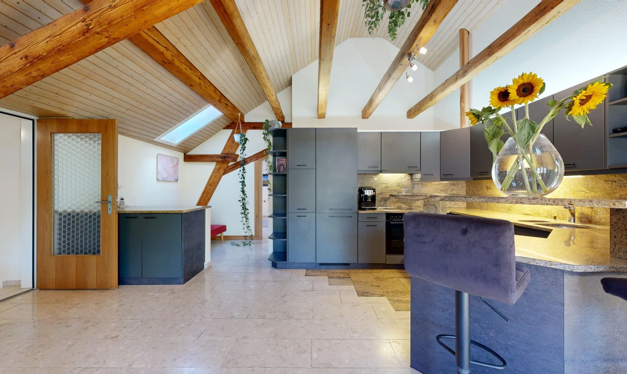 cuisine avec plafond voûté, vaulted ceiling, light floor, cloison sèche, et drywall