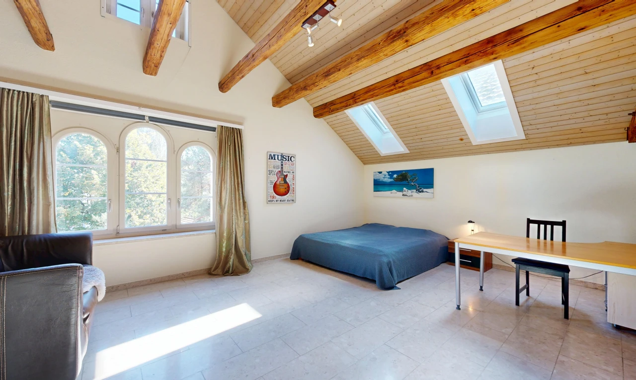 chambre avec plafond voûté, vaulted ceiling, éclairage sur rail, lumière naturelle, et drywall