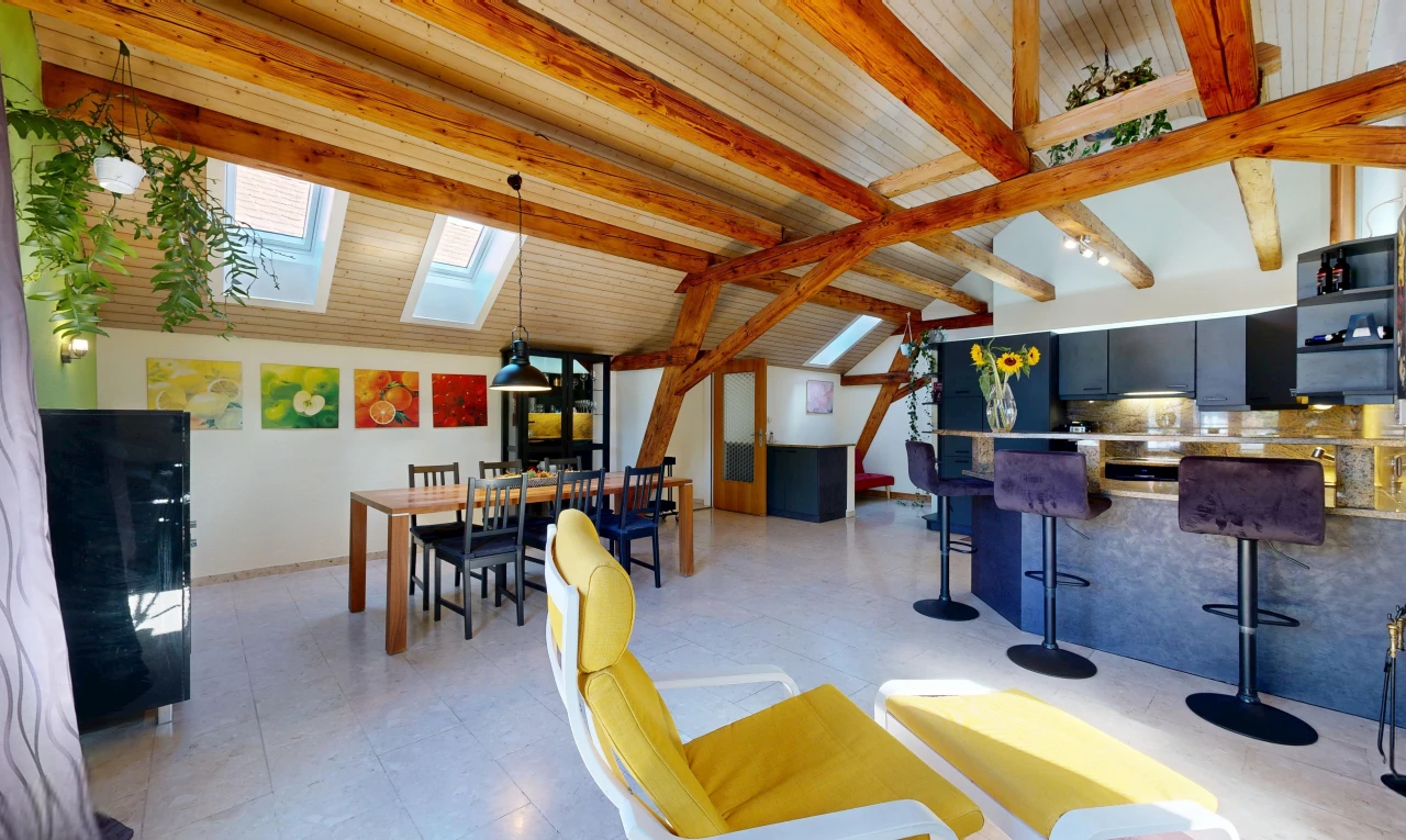 salon / salle à manger avec beamed ceiling, plafond à poutres, éclairage suspendu, high end ceiling, et lumière naturelle