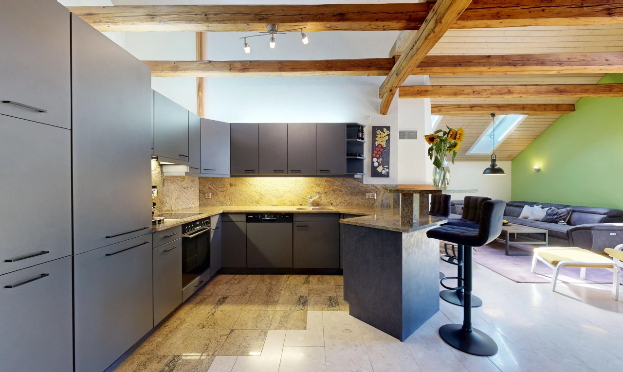 cuisine avec éclairage sur rail, beamed ceiling, plafond à poutres, high end ceiling, et light floor