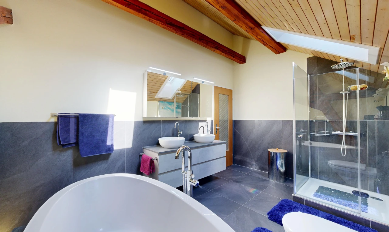 salle de bains avec salle de bain complète, wainscot wall, mur à lambris, bain, et douche