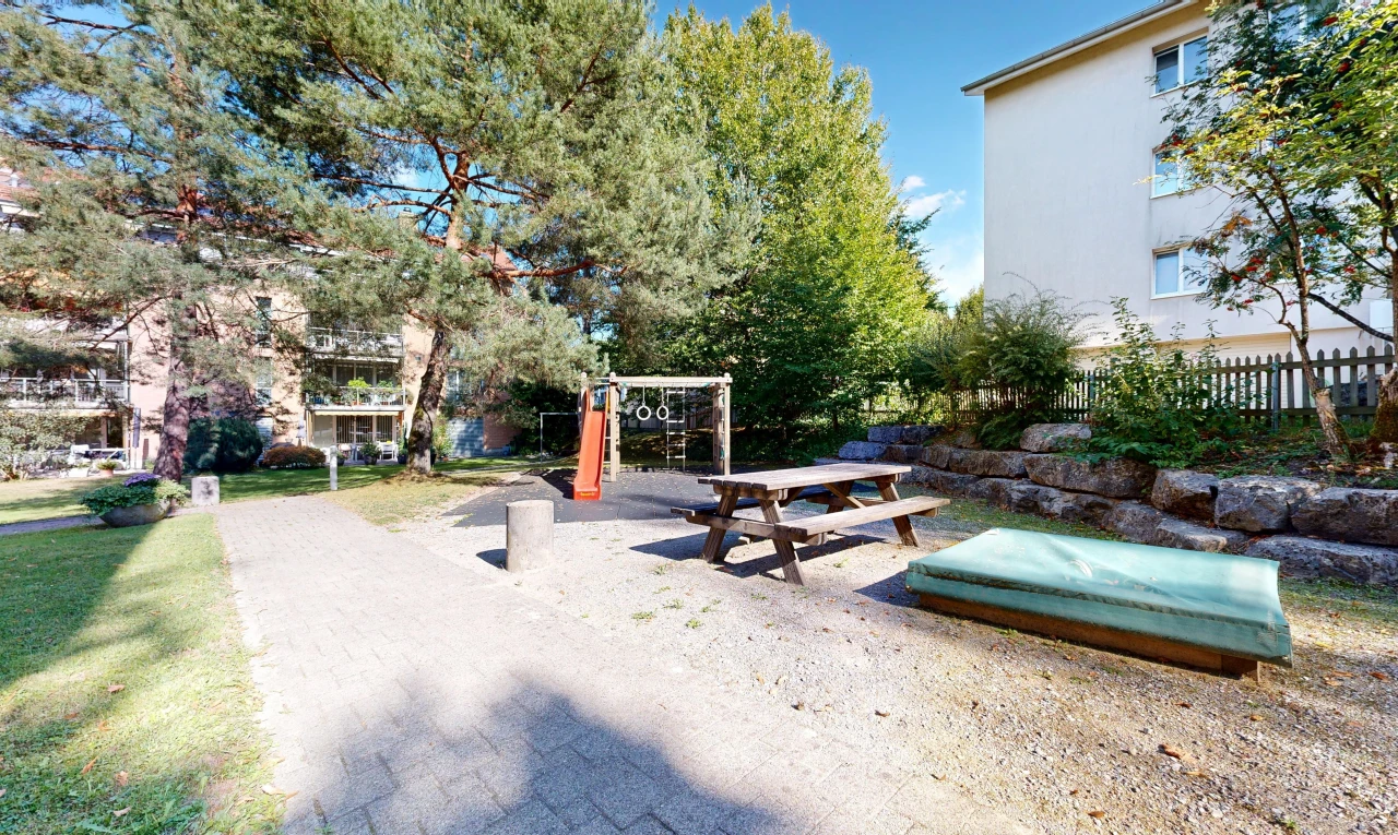 terrasse avec clôture, from community, et day time