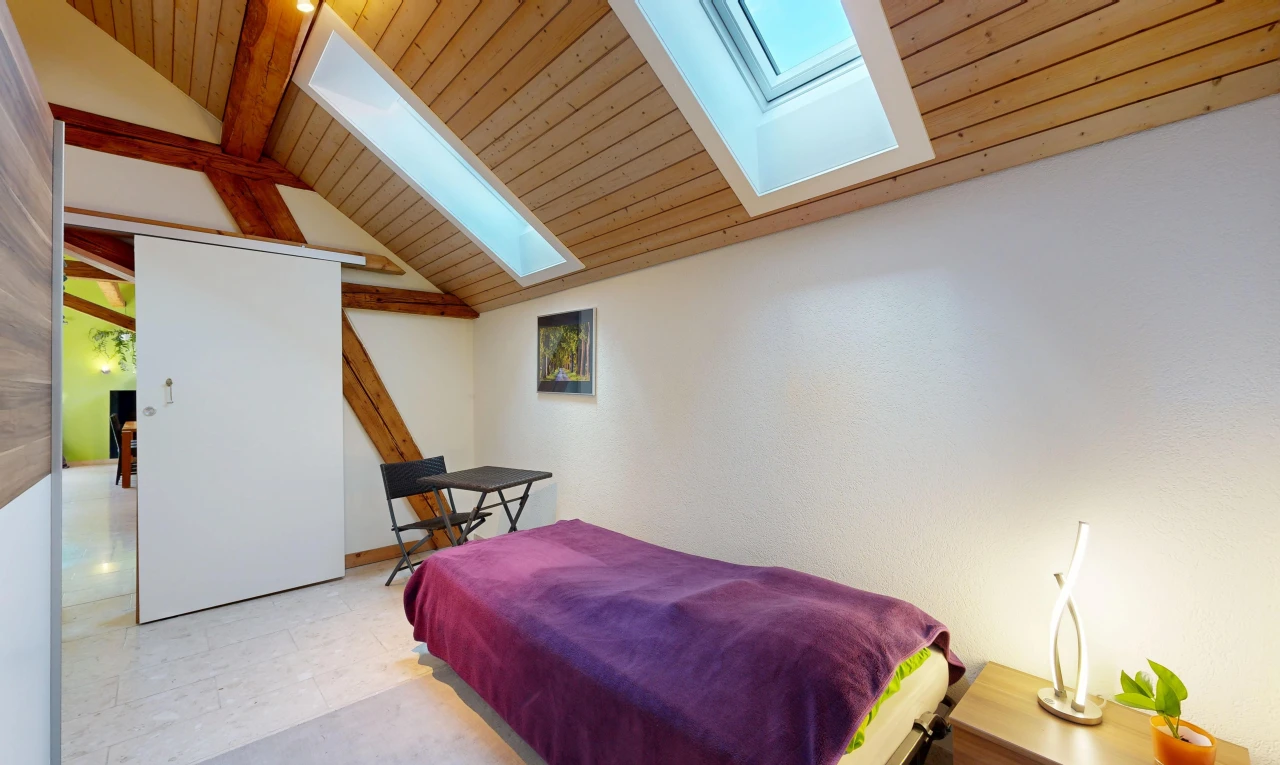 chambre avec puits de lumière, vaulted ceiling, plafond voûté, high end ceiling, et wood ceiling