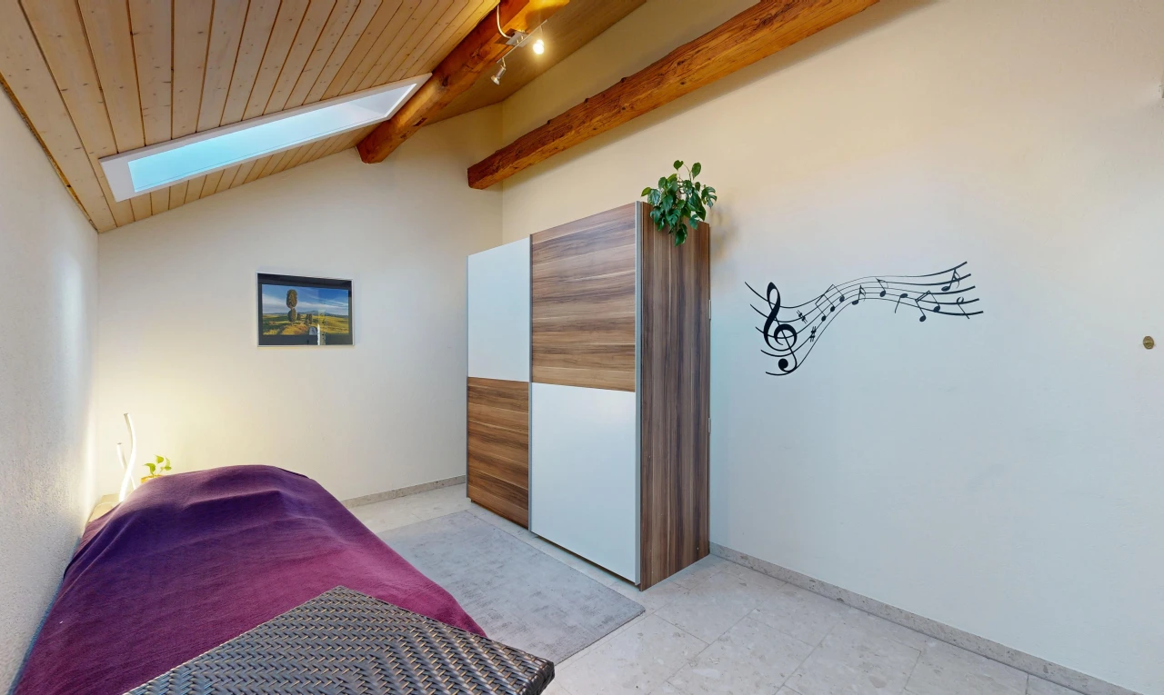 chambre avec éclairage sur rail, high end ceiling, drywall, cloison sèche, et vaulted ceiling
