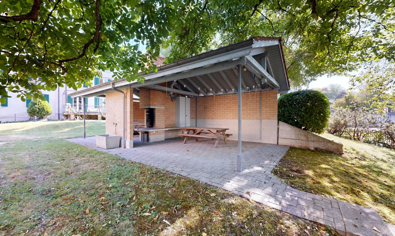 façade avec property visible, bardage en brique, pelouse, terrasse, et from property