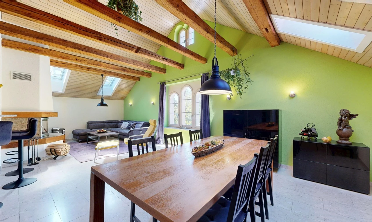 salon / salle à manger avec puits de lumière, vaulted ceiling, plafond voûté, lumière naturelle, et drywall