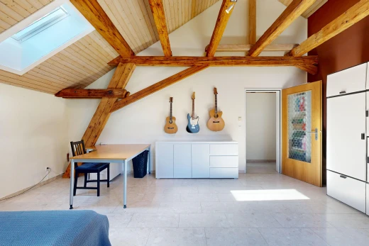 salle à manger avec plafond voûté, vaulted ceiling, cloison sèche, drywall, et high end ceiling