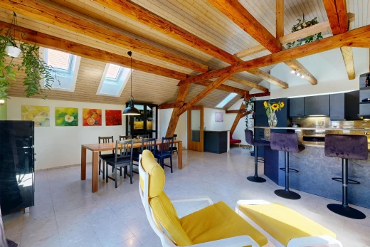 salon / salle à manger avec beamed ceiling, plafond à poutres, éclairage suspendu, high end ceiling, et lumière naturelle