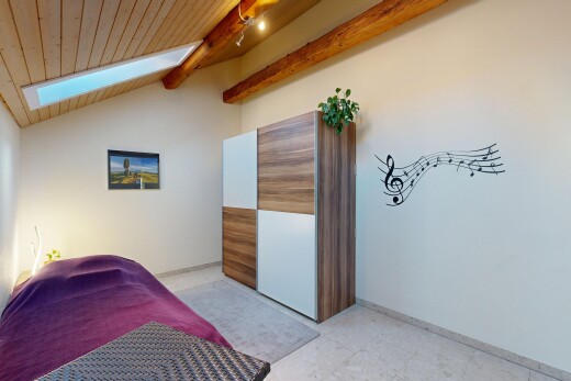 chambre avec éclairage sur rail, high end ceiling, drywall, cloison sèche, et vaulted ceiling
