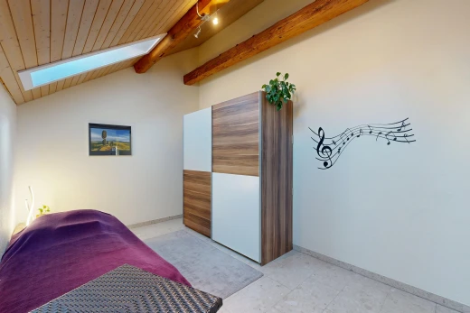 chambre avec éclairage sur rail, high end ceiling, drywall, cloison sèche, et vaulted ceiling