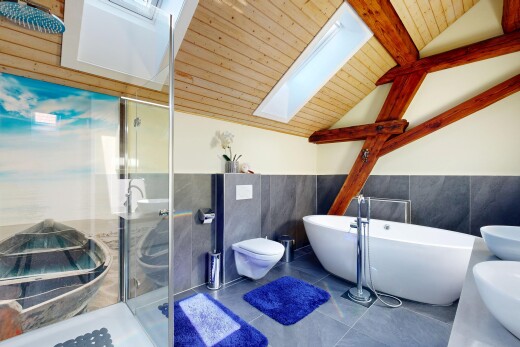 salle de bains avec salle de bain complète, douche, bain, évier, et wainscot wall