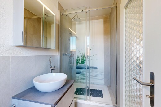 salle de bains avec évier, douche, miroir, salle de bain complète, et lavabo (ou coiffeuse selon le contexte)