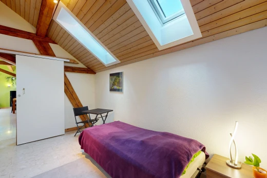chambre avec puits de lumière, vaulted ceiling, plafond voûté, high end ceiling, et wood ceiling