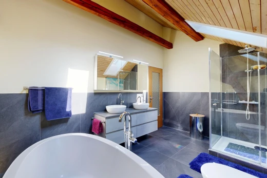 salle de bains avec salle de bain complète, wainscot wall, mur à lambris, bain, et douche