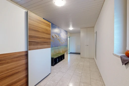 couloir avec light floor, drywall, cloison sèche, inside property, et tile floor