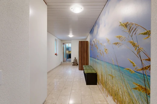 couloir avec inside property, light floor, sol en carrelage, tile floor, et mur texturé