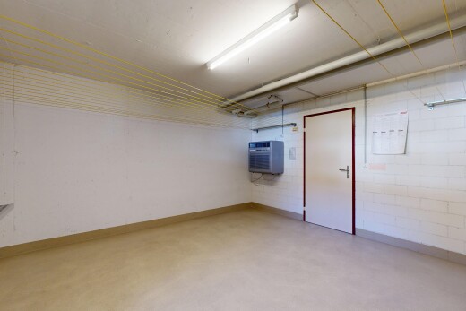 pièce vide avec concrete floor, sol en béton, inside community, baseboards wall, et plinthes murales