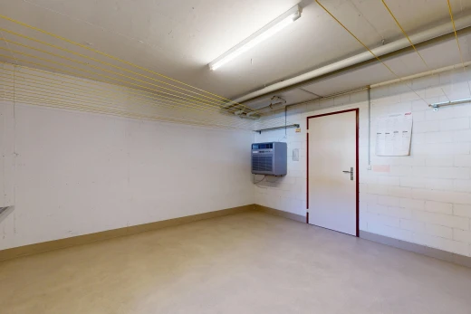 pièce vide avec concrete floor, sol en béton, inside community, baseboards wall, et plinthes murales