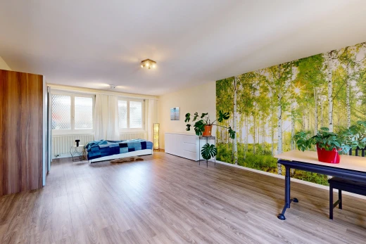 salon avec inside property, lumière naturelle, wood finish floor, sol en finition bois, et drywall