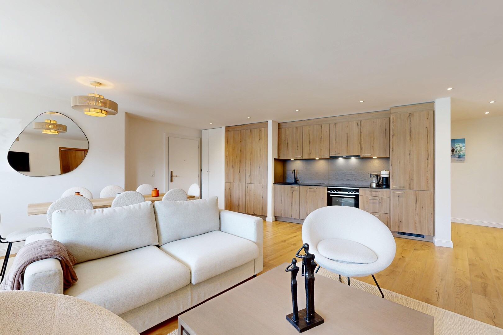 salon avec drywall, cloison sèche, wood finish floor, sol en finition bois, et inside property