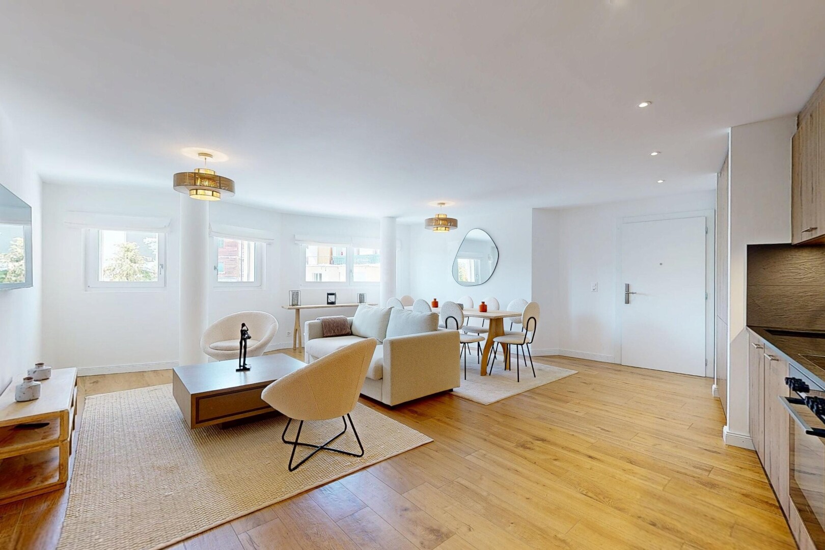 salon / salle à manger avec inside property, natural light, lumière naturelle, wood finish floor, et sol en finition bois